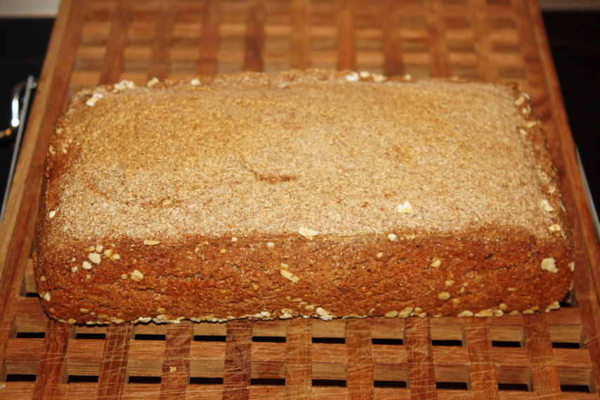 Rugbrød på surdej med bagt hvidløg.