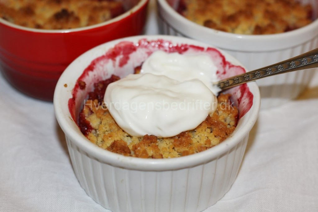crumble med creme fraiche