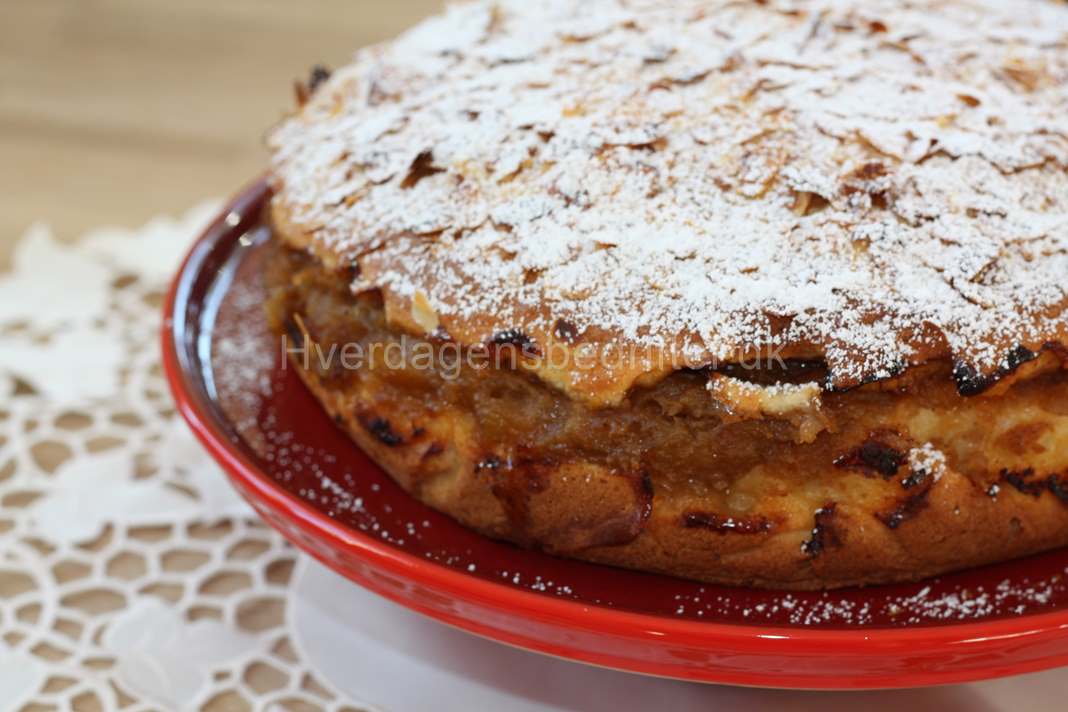 Polsk æblekage med mandelflager