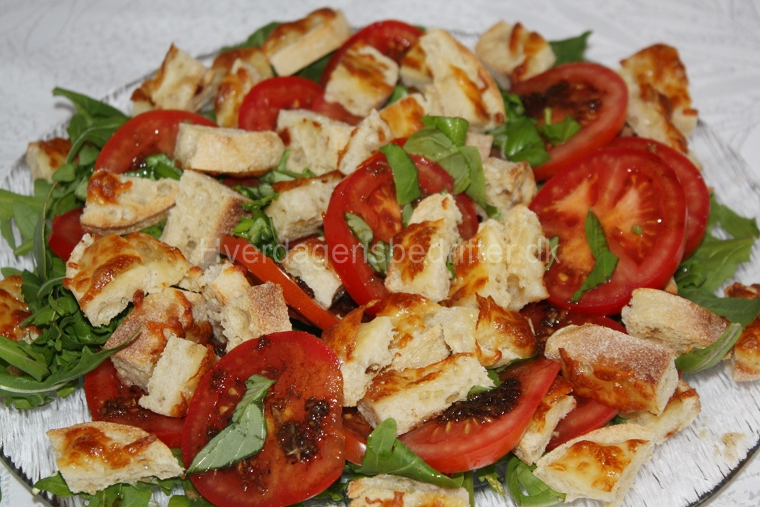 Tomatsalat med parmesan croutoner